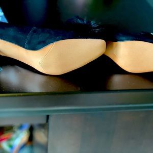 Style We brand new w/o box. Fits rather small. like 7.5. Beautiful and classy.